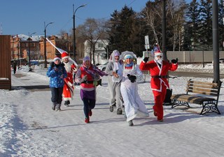 Благовещенские бегуны на первую пробежку года надели новогодние костюмы
