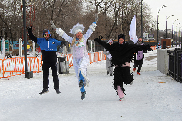 Дед Мороз, ворона и настоящая собака: в Благовещенске прошел новогодний забег