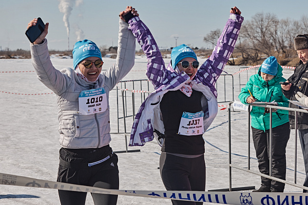 Зима, давай, до свидания: в Благовещенске 130 человек пробежали десятки километров по ледовому озеру