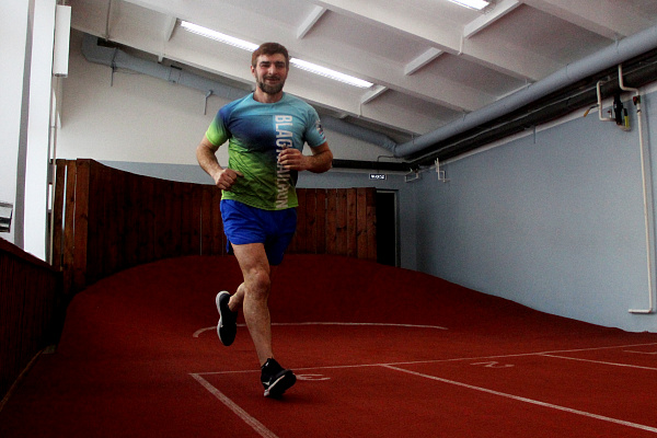 С 12 октября тренировки КЛБ «Бег к мечте» проходят в манеже 