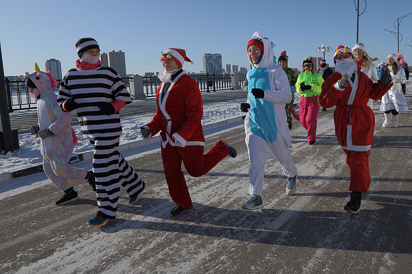 Деды Морозы, Снегурочки и сказочные герои пробежали по набережной Благовещенска 1 января