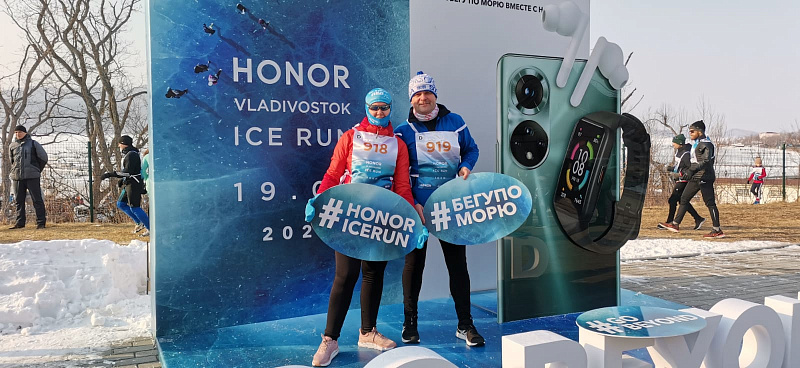 «Вместе, как всю семейную жизнь»: амурчане пробежали по льду моря