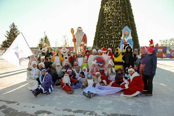 Бегуны из Благовещенска на первую пробежку года надели костюмы Дедов Морозов и Снегурочек 